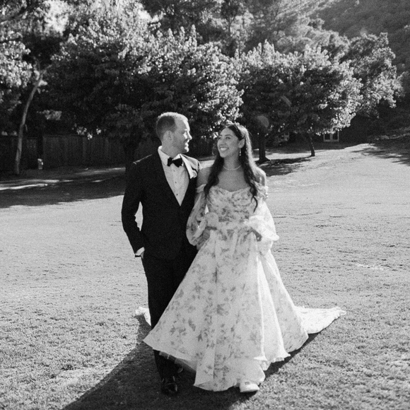 Monique Lhuillier Wedding Dress - Picture 8 of 16